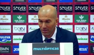 23e j. - Zidane encense Modric