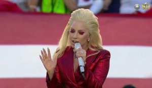 Super Bowl 2016 : Lady Gaga chante l'hymne National américain