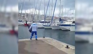 Un marseillais pousse un supporter du PSG à l'eau