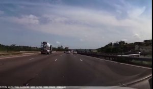 Un chauffeur un peu trop énervé se fait rattraper par le karma... Road Rage et FAIL