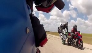 Un motard appuie trop fort sur le frein d'une moto