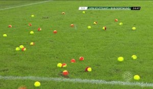Dortmund : une pluie de balles de tennis pour protester !