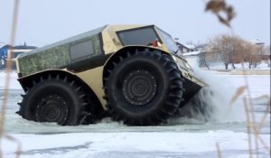 4x4 amphibie russe s'amuse sur sur un lac gelé