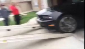 Le chargement d'une Ford Mustang tourne au désastre