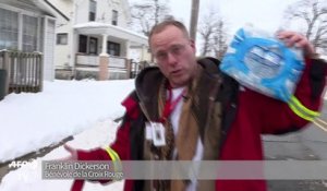 Etats-Unis :  distribution d'eau en bouteille aux habitants de Flint