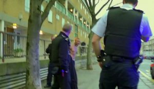 Ce gars arrêté par la police londonienne va se faire pipi dessus.