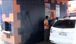 Un homme se fait attaquer par un karcher en lavant sa voiture