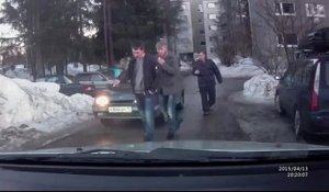 Des russes bourrés bloquent une route