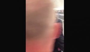 Un taré tente une glissade sur la rampe d'un escalator du métro