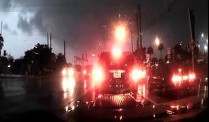 Une voiture au milieu d'une tornade filme le chaos avec sa dashcam