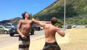 Deux hommes se battent sur la plage
