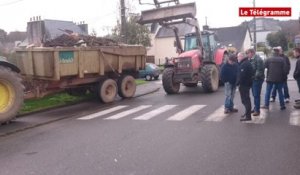 Châteaulin. Les agriculteurs bloquent l'accès au Centre Leclerc