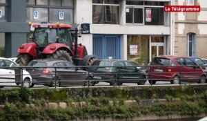 Morlaix. Les agriculteurs bloquent l'intermarché de Saint-Fiacre