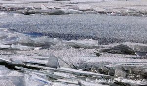 Quand la glace du Lac Supérieur vient s'écraser au bord! Phénomène naturel impressionnant