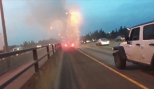 Une voiture prend feu sur l'autoroute et provoque une panique générale!