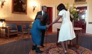 A 106 ans, elle danse de joie en rencontrant Michelle et Barack Obama