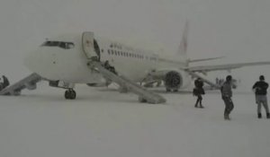 Evacuation d'urgence dans la neige pour les passagers d'un Boeing 737