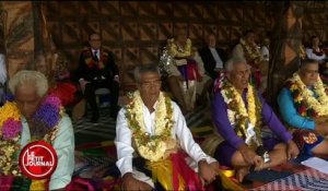François Hollande s'applaudit tout seul pendant une cérémonie à Wallis-et-Futuna