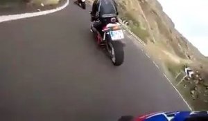 De bikers fou à fond sur une route de montagne à moto