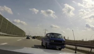 BMW M3 VS Volkswagen T3 - Grosse raclée sur l'autoroute