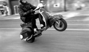 Un homme à scooter humilie un motard !