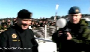 Marine royale canadienne : Premier baiser protocolaire échangé entre deux hommes