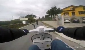 Un gars en scooter ridiculise un motard.... Puissant le scooter!
