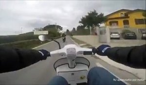 Un mec en scooter humilie un motard