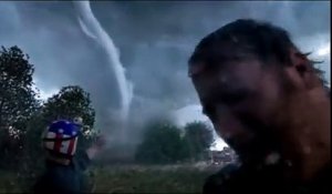 Un homme emporté par une tornade