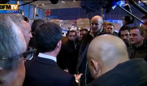 Au Salon de l'agriculture, échange tendu entre Manuel Valls et un agriculteur