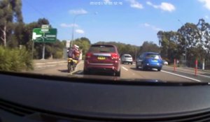 Road Rage quand un motard énervé veut s'expliquer avec le conducteur !!