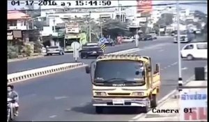 Un automobiliste imprudent se fait percuter par un camion