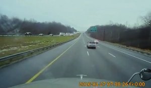Un automobiliste effectue une manœuvre douteuse en pleine autoroute