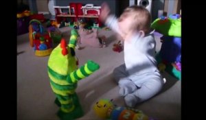 Un bébé fait danse comme un fou et fait du headbang avec son jouet