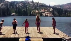 Une fille sur un ponton fait une blague à ses amis