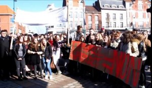 Lens : des lycéens manifestent contre la loi Travail