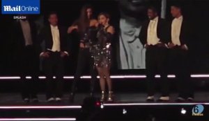 Madonna expose le sein d’une fille de 17 ans lors d'un concert