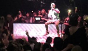 Justin Bieber fait un petit sermon dans un club à Los Angeles