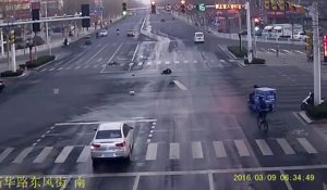 Un scooter renversé par une voiture et laissé en plein milieu de la route