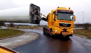 Transport d'une pale d'éolienne de 73 mètres à un rond-point
