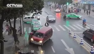 Le sauvetage d'une femme coincée sous une camionnette (Chine)