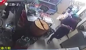 Une serveuse provoque un incendie dans un restaurant (Chine)
