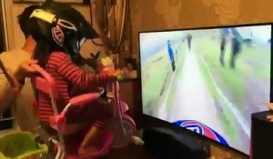 Un papa sympa joue le simulateur de descente pour sa fille