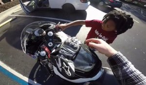 Un motard laisse un enfant démarrer sa moto. Trop sympa
