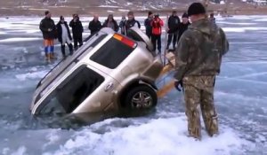 Sotir une voiture d'un lac gelé à la main en Russie !