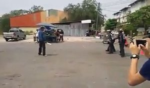 Technique policière pour maitriser un homme armé d'un couteau
