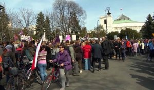 Des milliers de personnes ont manifesté en Pologne contre un projet de loi visant l’interdiction totale de l'avortement