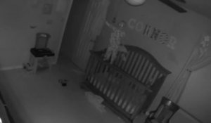 Un bébé possédé fait un truc de fou sur son lit