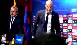 Quand Zinedine Zidane colle son chewing-gum sous la table en pleine conférence de presse du Barça