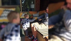 Un papa fait croire à son fils qu'il lui a coupé la main avec sa scie en plastique